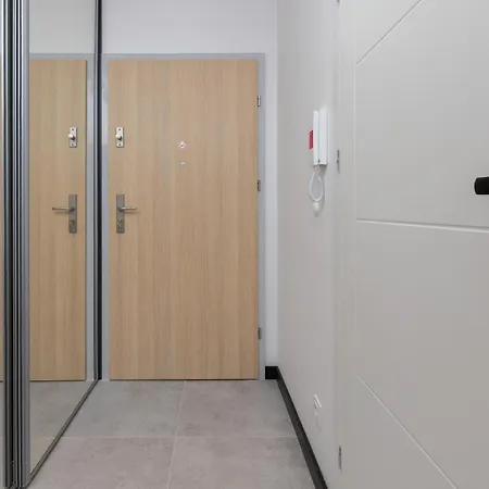 Modern With Balcony And Parking In By Renters