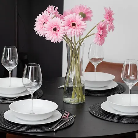 Modern With Balcony And Parking In By Renters Apartman *