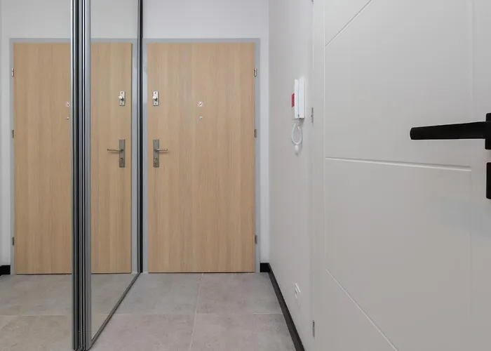 Modern With Balcony And Parking In By Renters