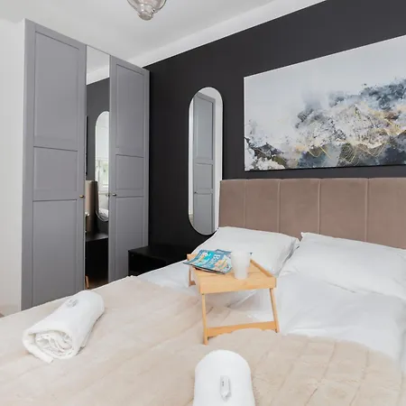 Modern With Balcony And Parking In By Renters * 格但斯克